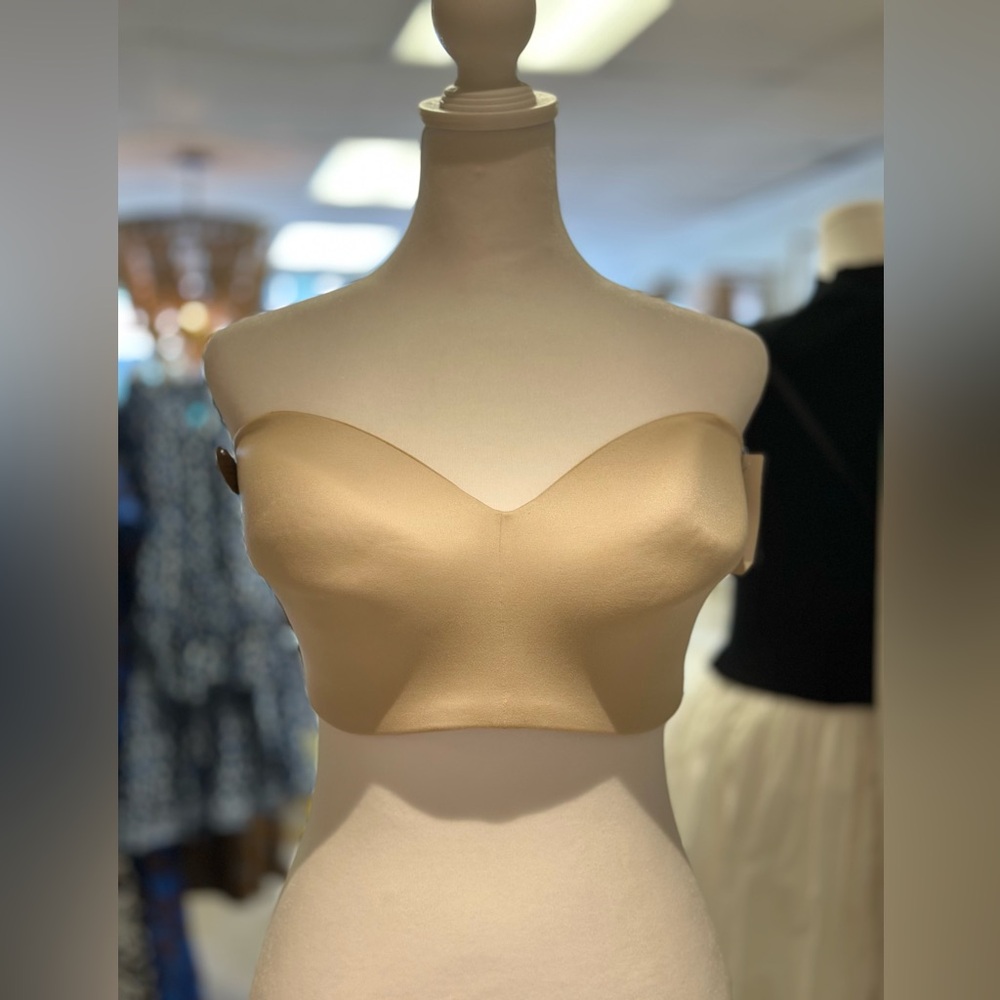 NWT - WACOAL -  Staying power wireless, strapless bra 38 D - Sand